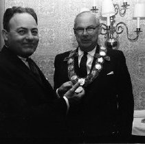 Mayor Recieves Chain